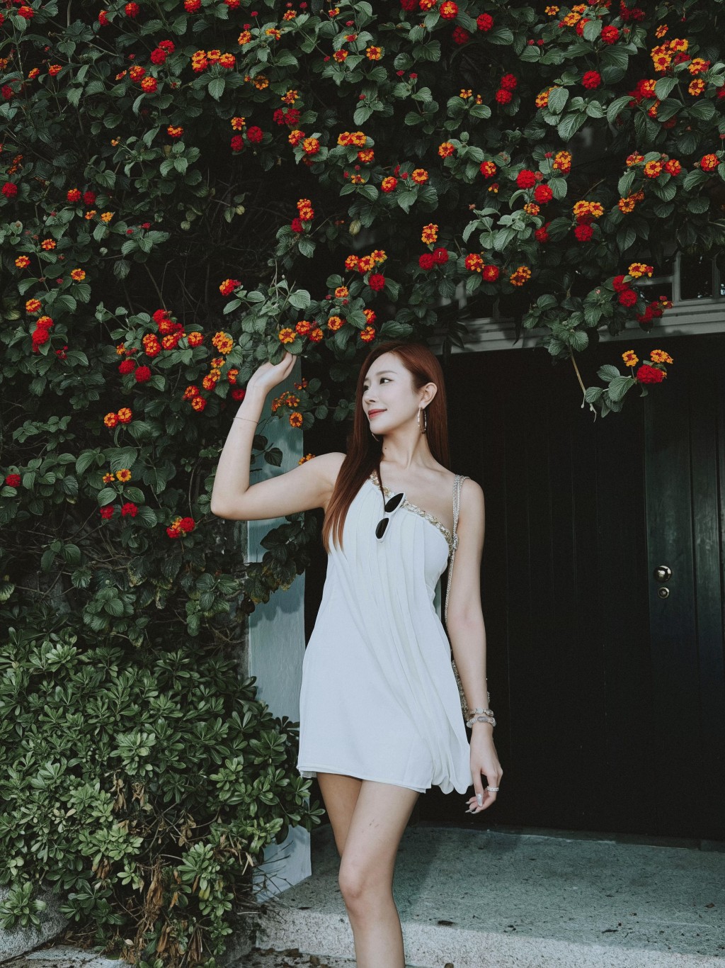 梁允瑜與鮮花合照,畫面充滿生氣。