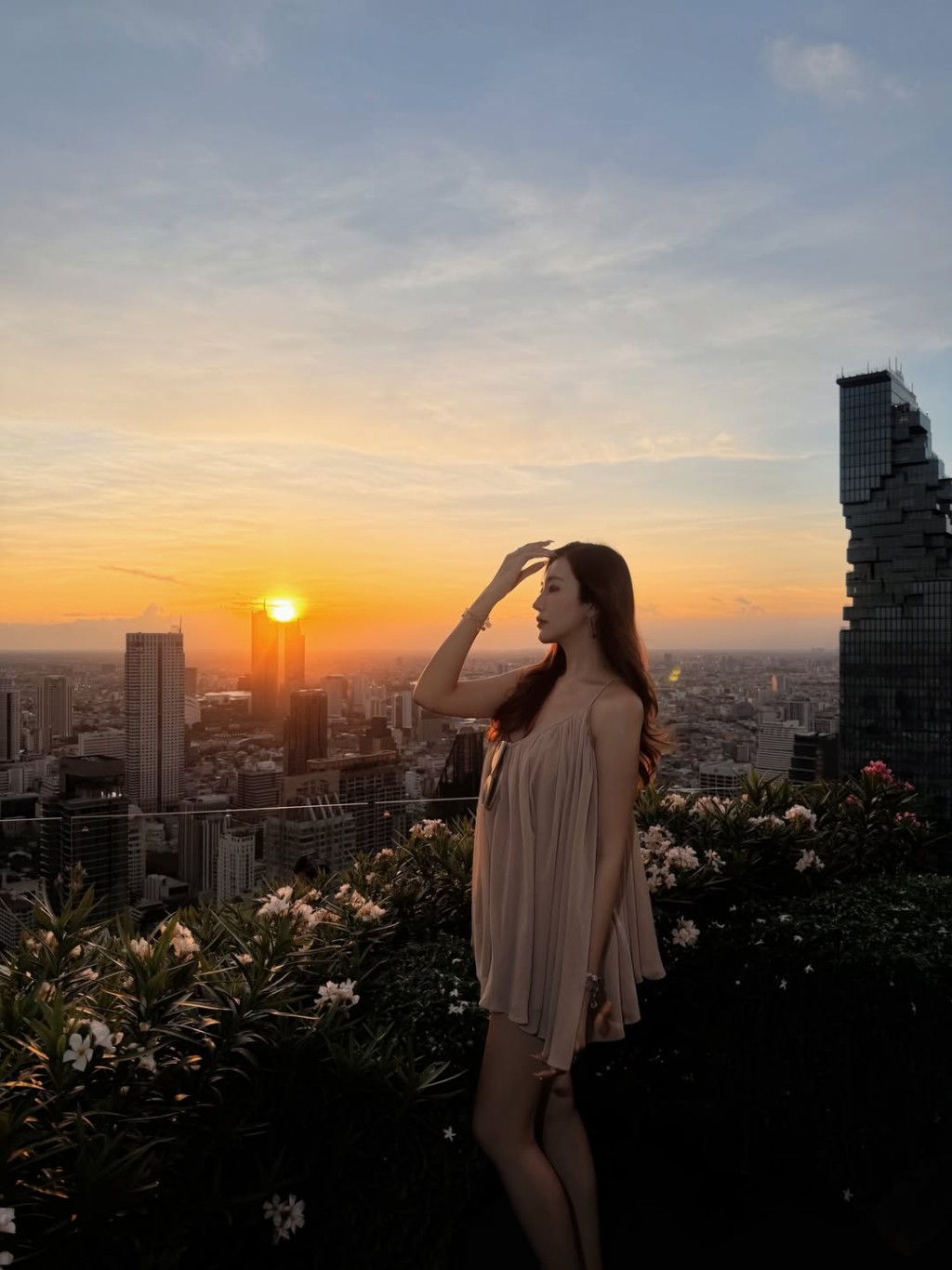 梁允瑜在曼谷欣賞日落景色。