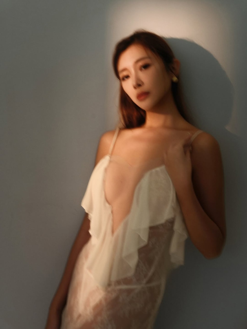 梁允瑜展示其上圍線條。