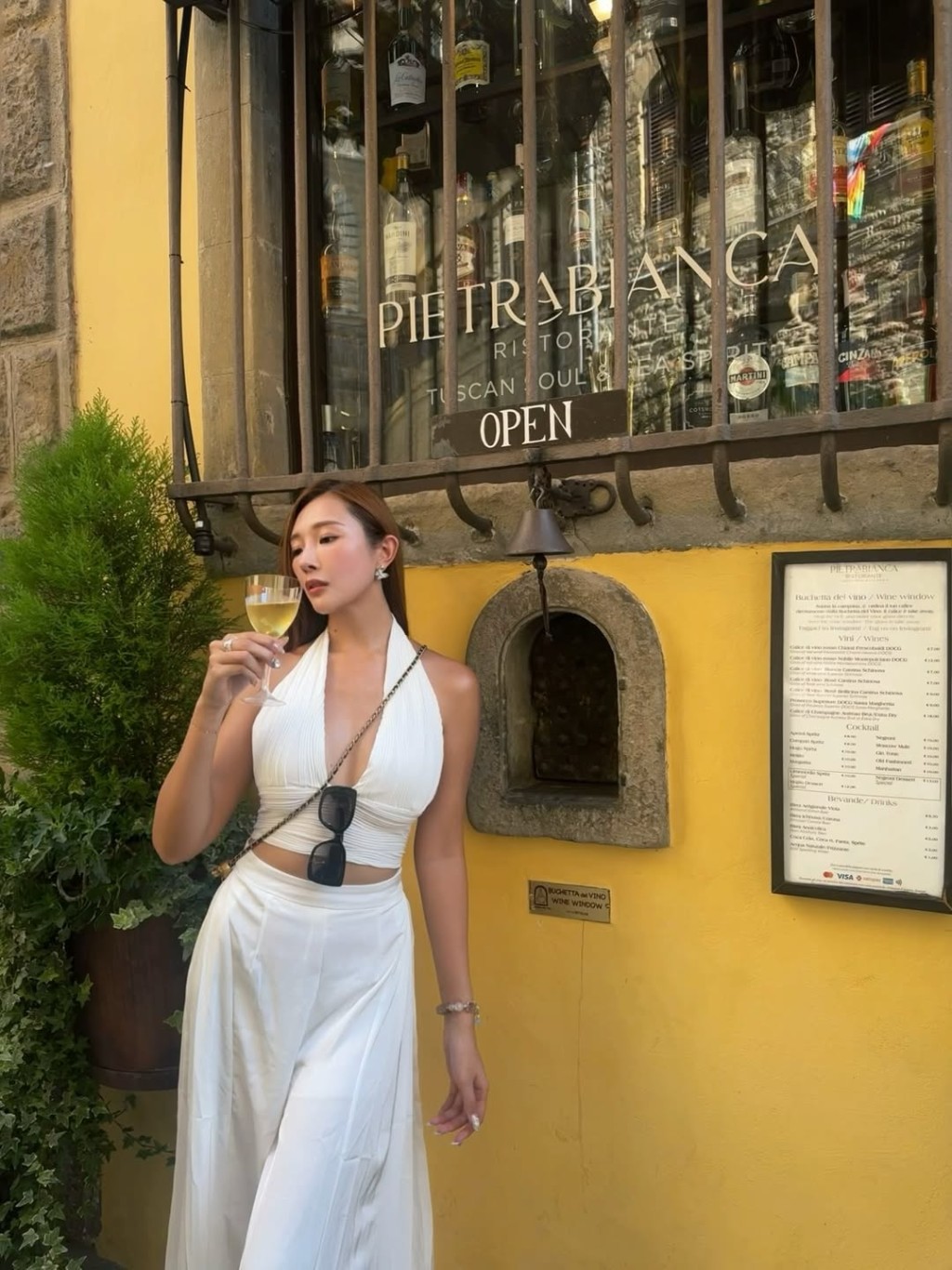 梁允瑜在歐洲旅行時的各種造型。