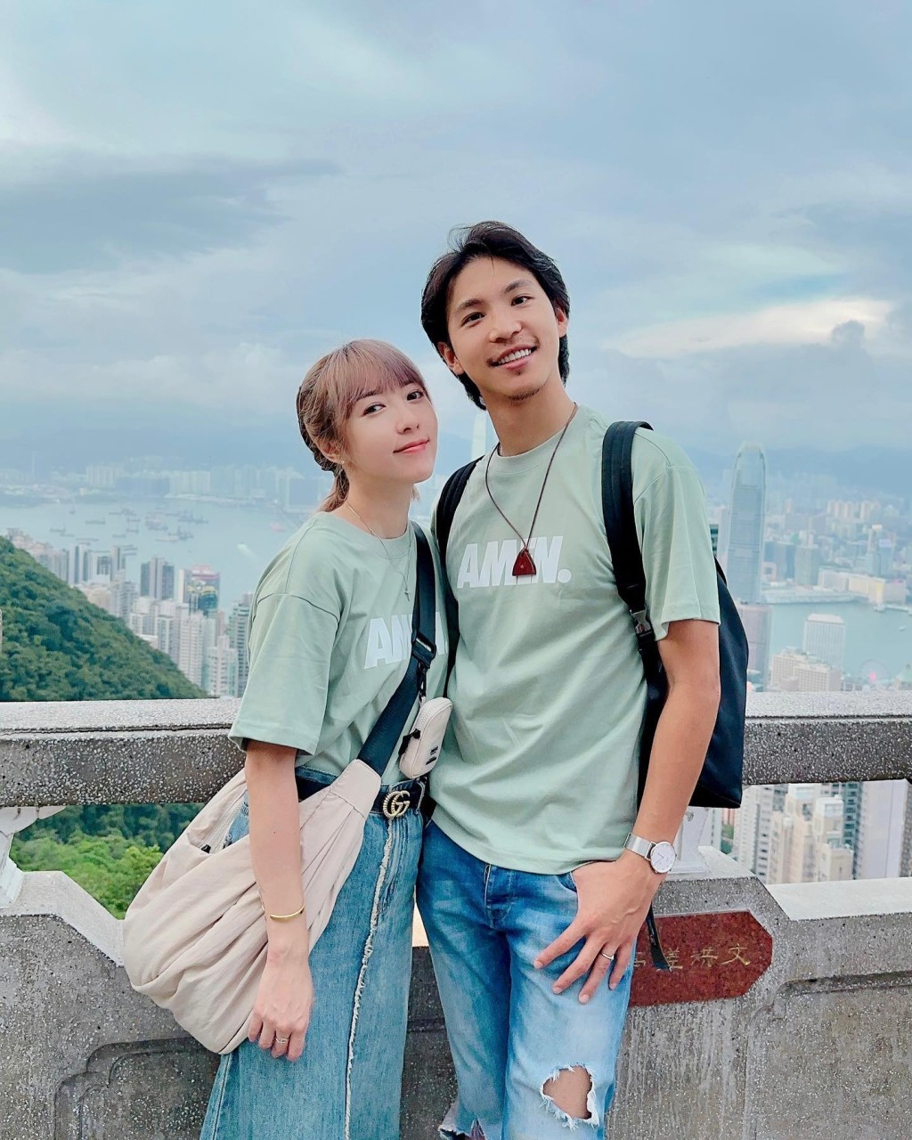 五熊與丈夫因信仰結緣，感情融洽，不時一起旅行及穿著情侶裝。