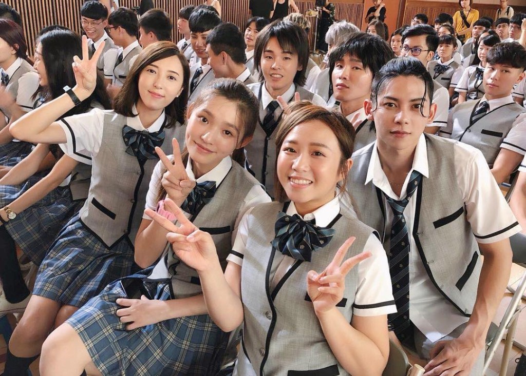 五熊與數位新生代演員的同框合影。