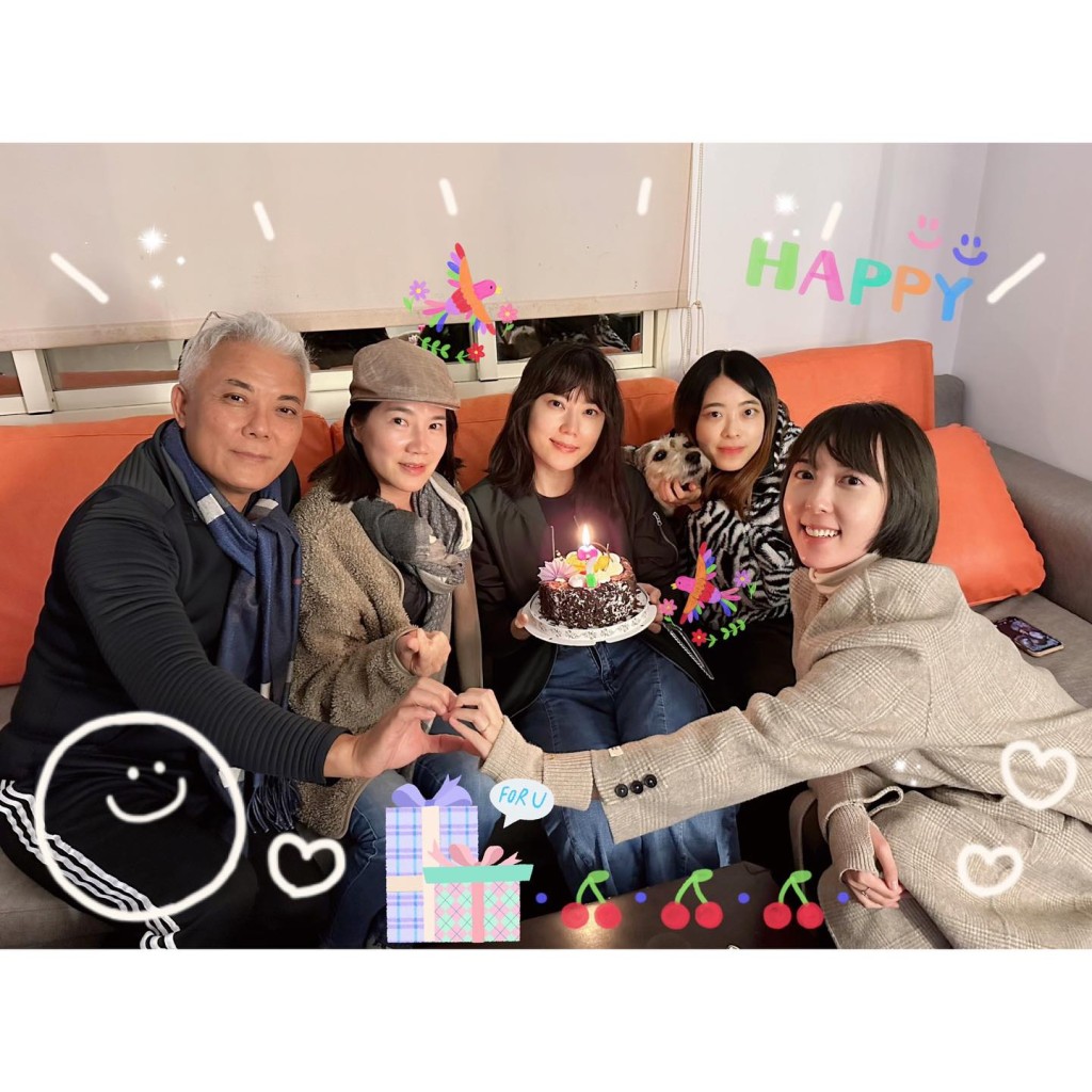 五熊（右一）與姊姊蔡函岑（中）一同慶祝生日。