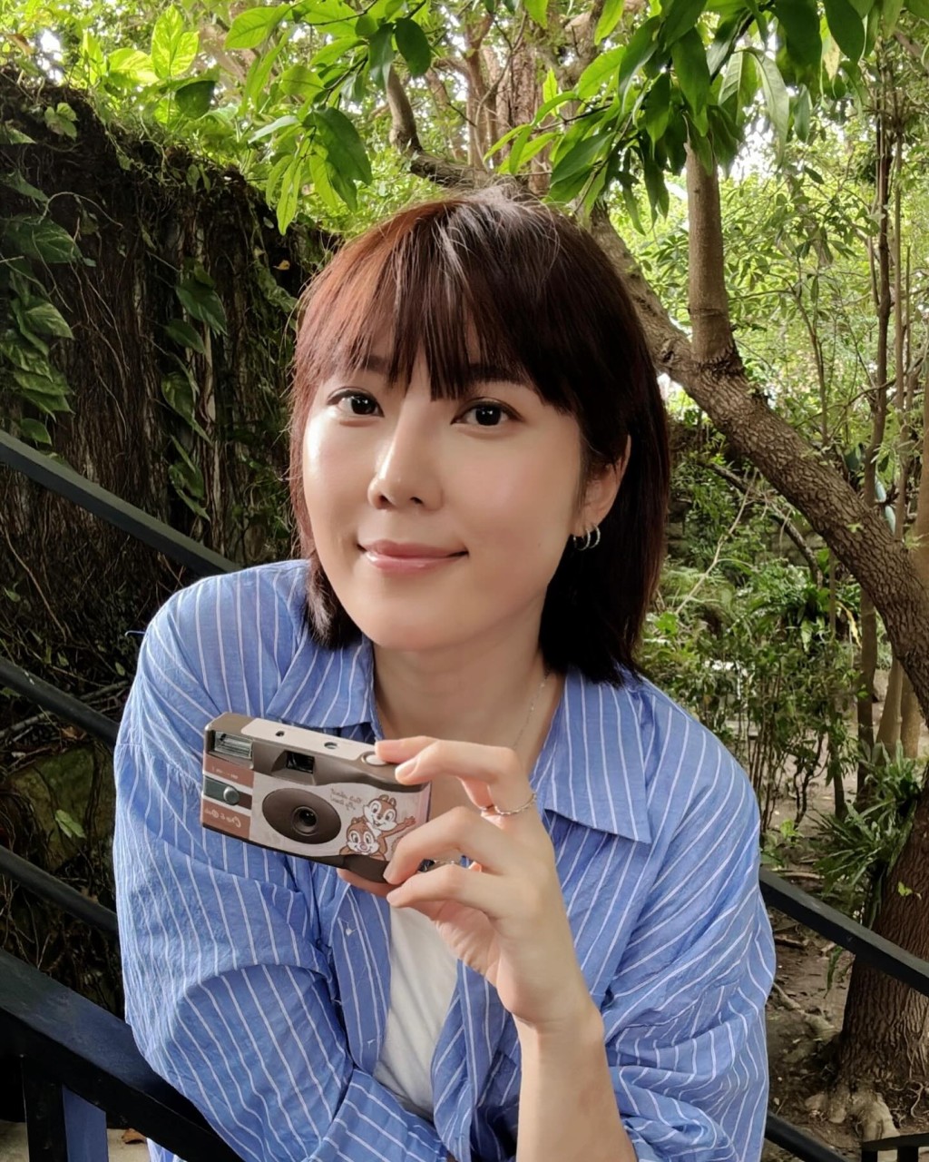 私下蔡函岑熱愛攝影，經常以相機捕捉生活片段。