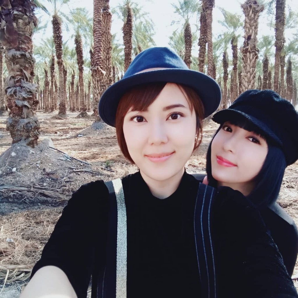 五熊（右）與姊姊蔡函岑一同外出遊玩，可見姊妹感情深厚，打扮亦有品味。