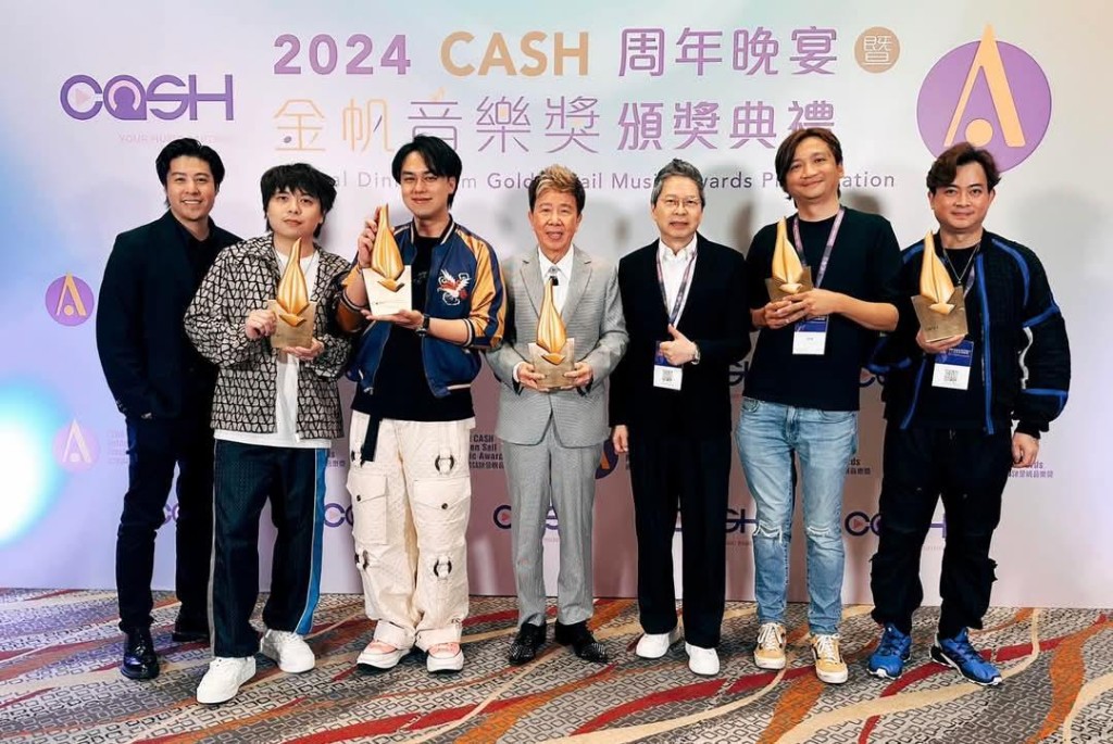 尹光的歌曲《Dear Myself》曾獲金帆音樂獎多個獎項，包括「最佳男歌手演繹」。