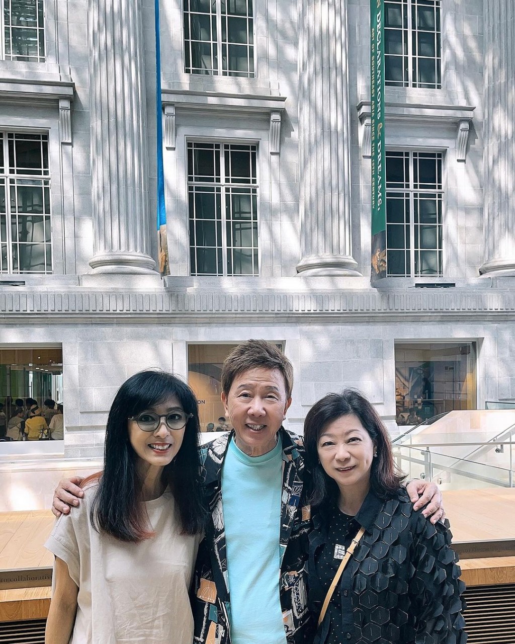 尹光的打扮充滿活力，身穿花紋裇衫配搭素色內搭。