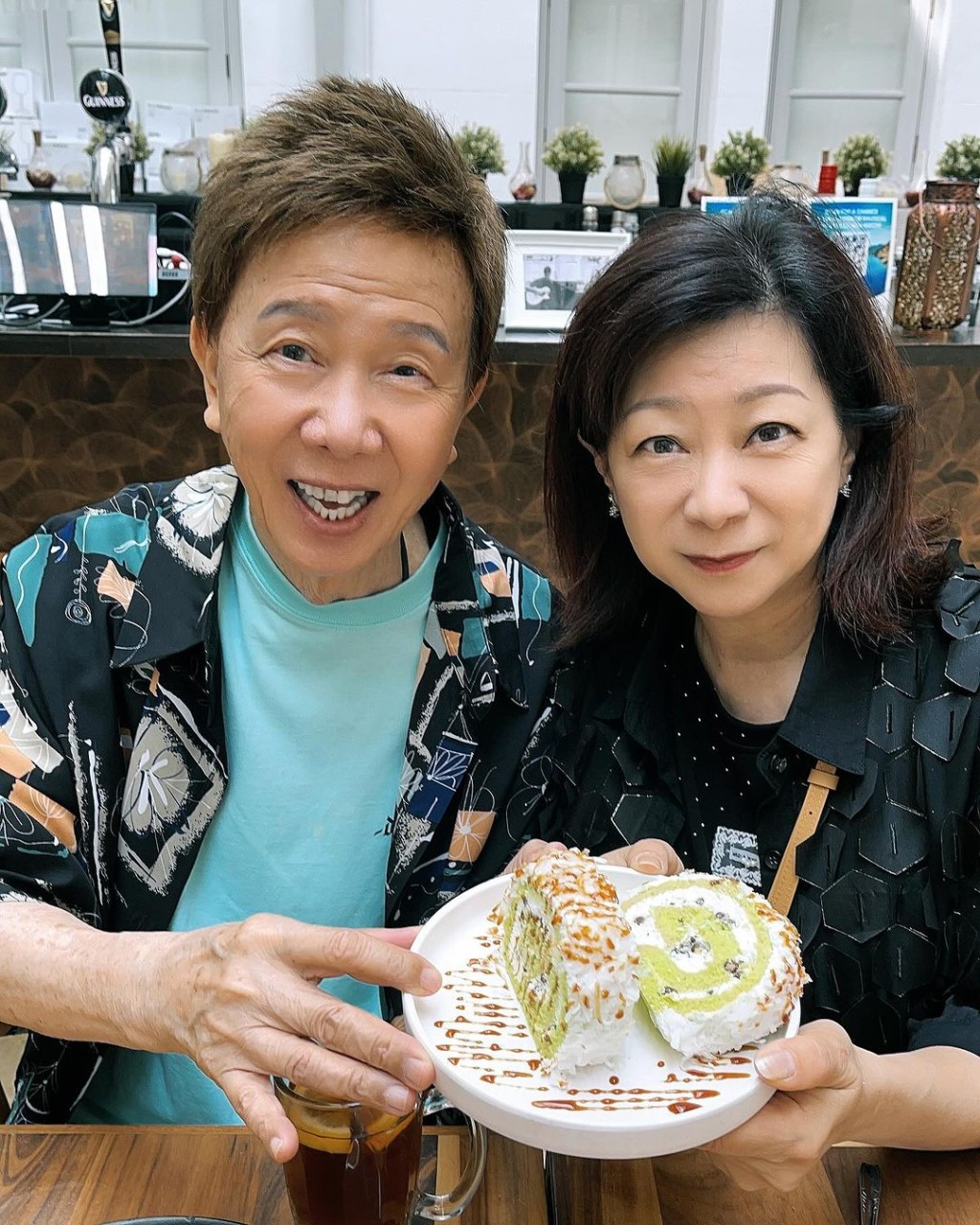 尹光頂著一頭啡金色頭髮，面露燦爛笑容。