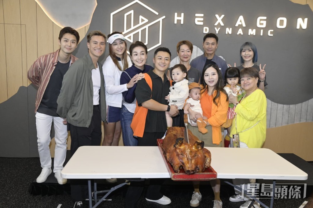 一班圈中好友郭晉安、譚玉瑛、江美儀、朱敏瀚、李君姸、李思雅及身兼教練的焦浩軒等到觀塘恭賀,並即場進行開幕切燒豬儀式。