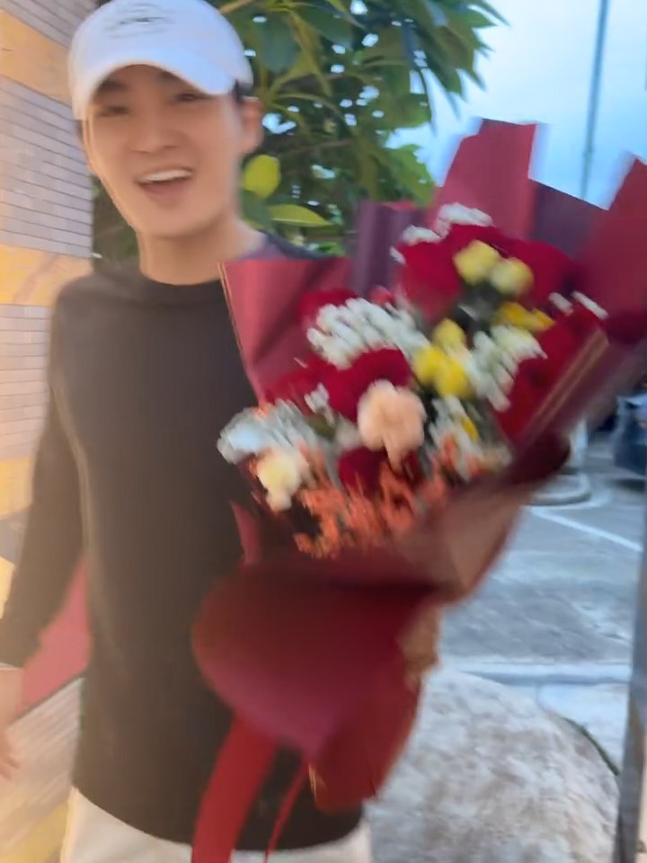 周嘉洛曾送花給「媽咪」滕麗名,慶祝母親節。