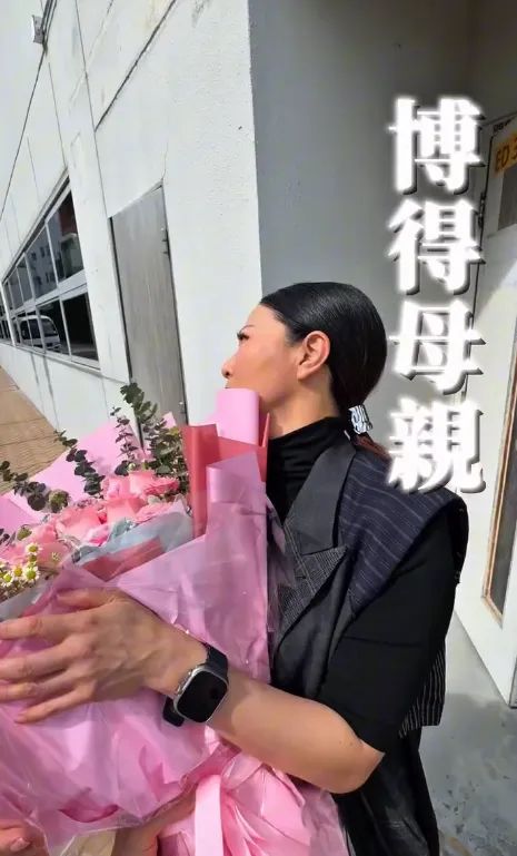 滕麗名又收到周嘉洛送花,慶祝母親節。