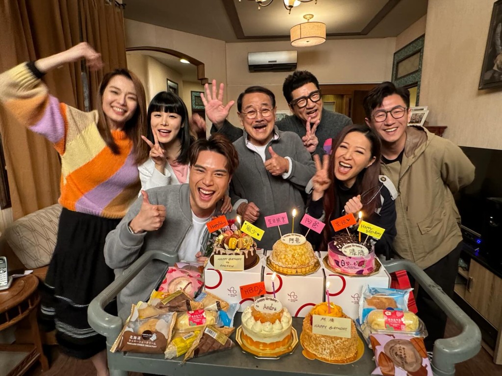 滕麗名與處境劇《愛.回家之開心速遞》劇中演員感情好。
