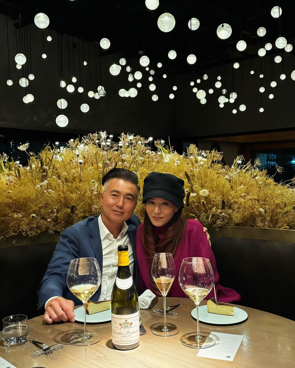 滕麗名與老公朱建崑置身浪漫環境下共聚晚餐。