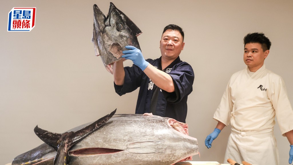 餐飲集團舉辦感謝祭 即場剖切巨型藍鰭吞拿魚並送出800萬餐飲獎賞