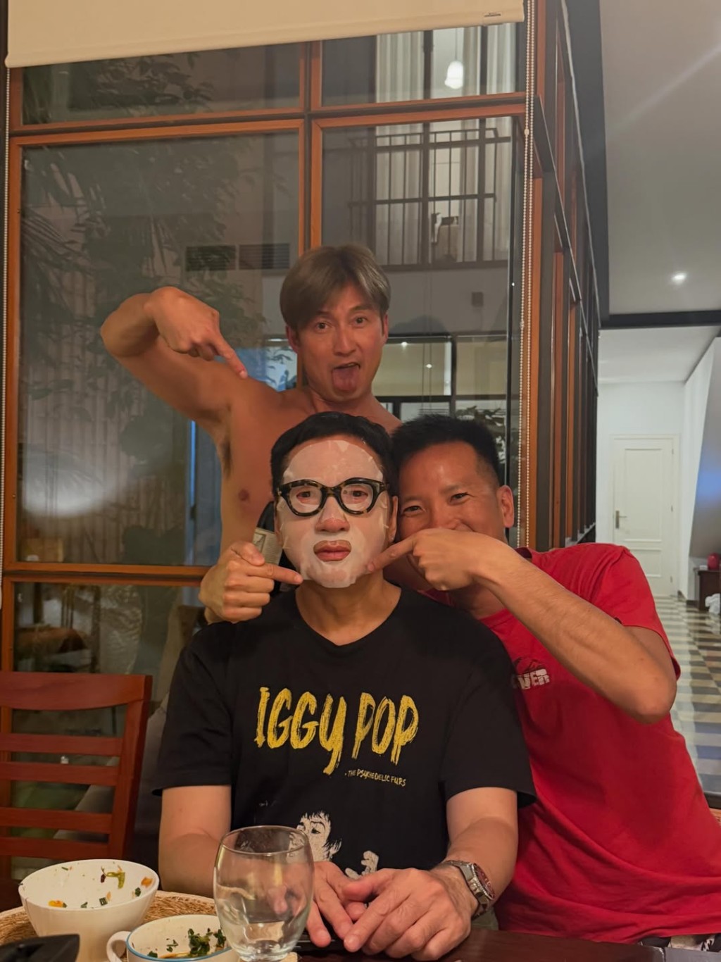 陳山聰上載半裸照，與胡定欣丈夫一同指向敷面膜的單立文。