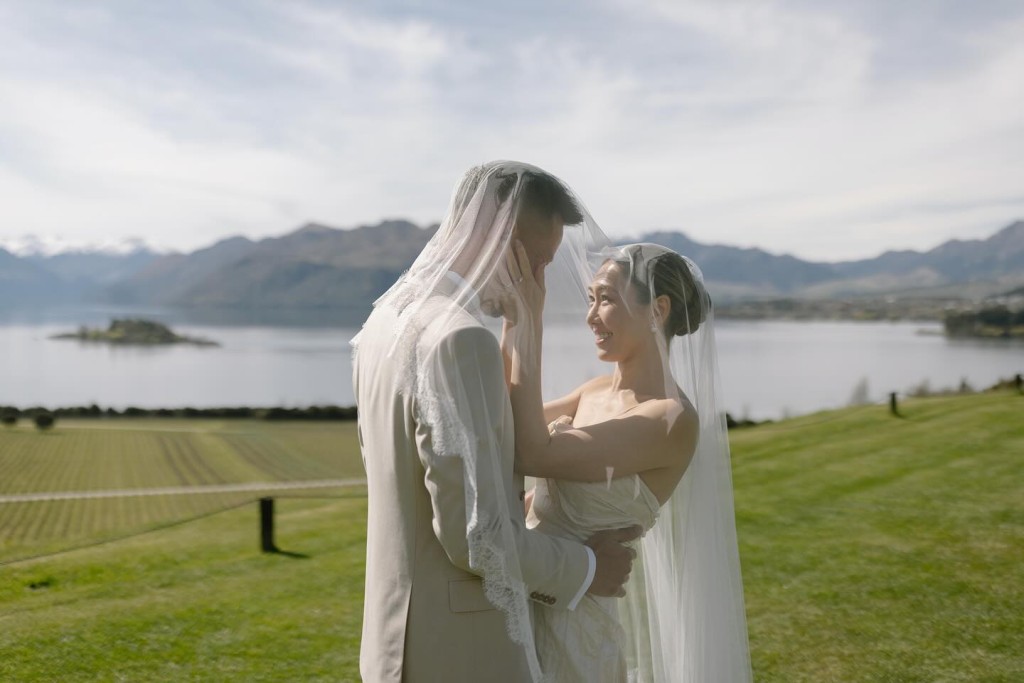 胡定欣的婚照十分甜蜜。