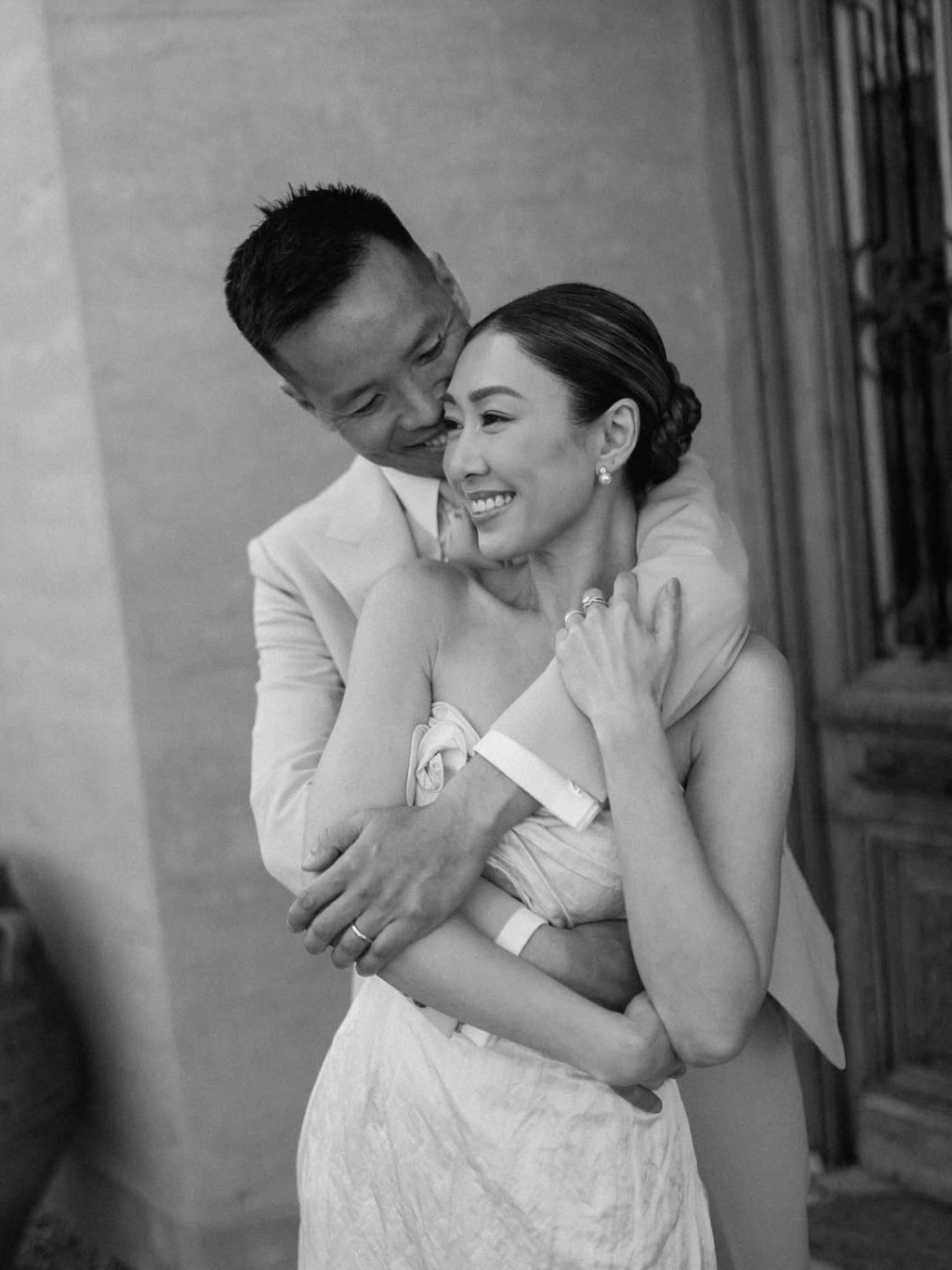 胡定欣宣布與醫生男友陳健華結婚。