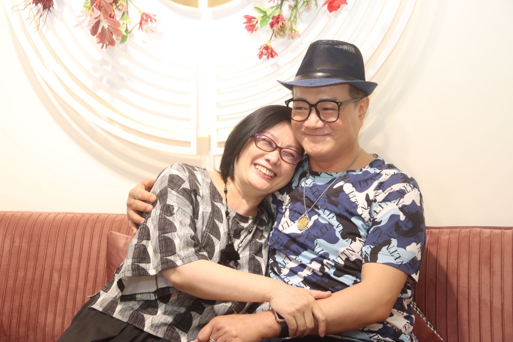 魯振順與年輕6歲的Julie迅速發展出一段黃昏戀情。