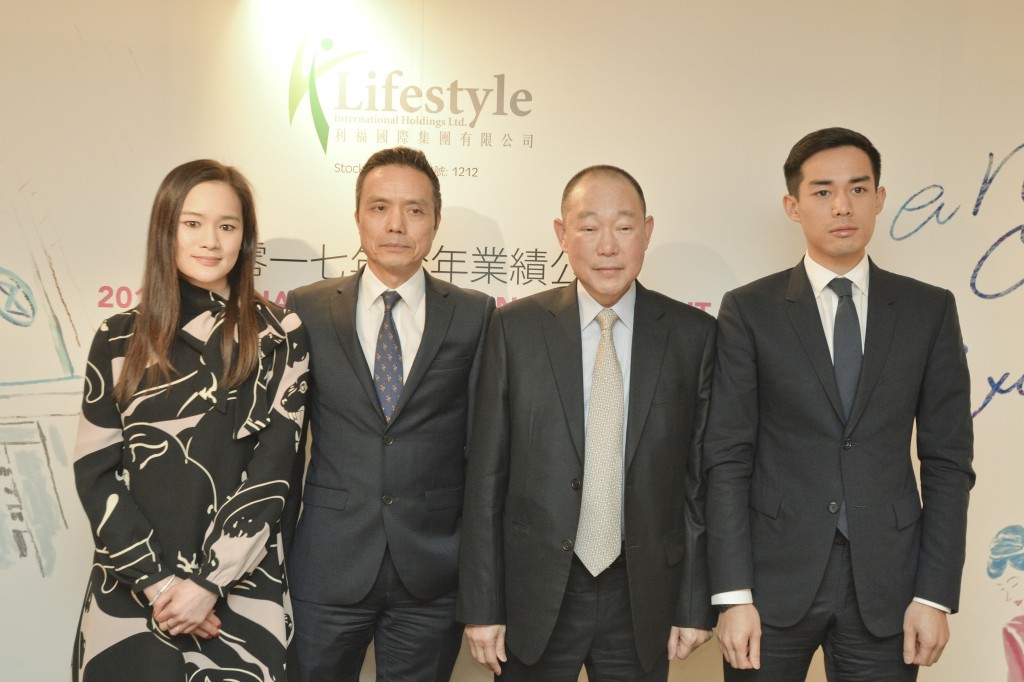 劉鑾鴻(左2)與一對子女劉今蟾(左1)和劉今晨(右1)合照。