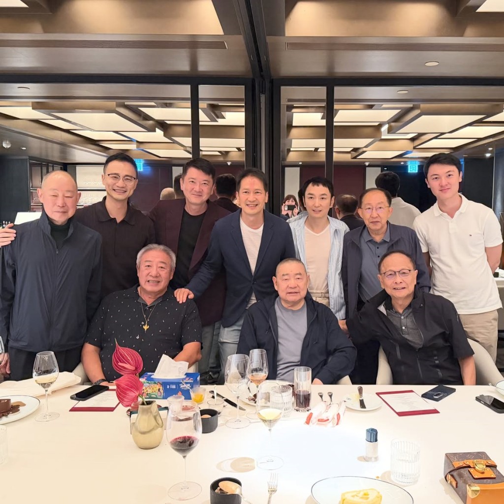 劉鑾雄(前排中)與劉鑾鴻(後排左1)近日罕有同框。