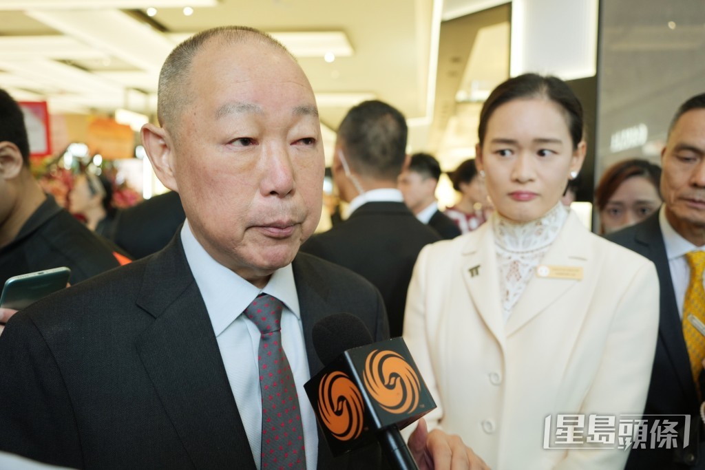 劉鑾鴻與女兒劉今蟾的合照。
