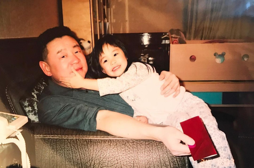 劉秀盈是富商劉鑾雄的女兒。