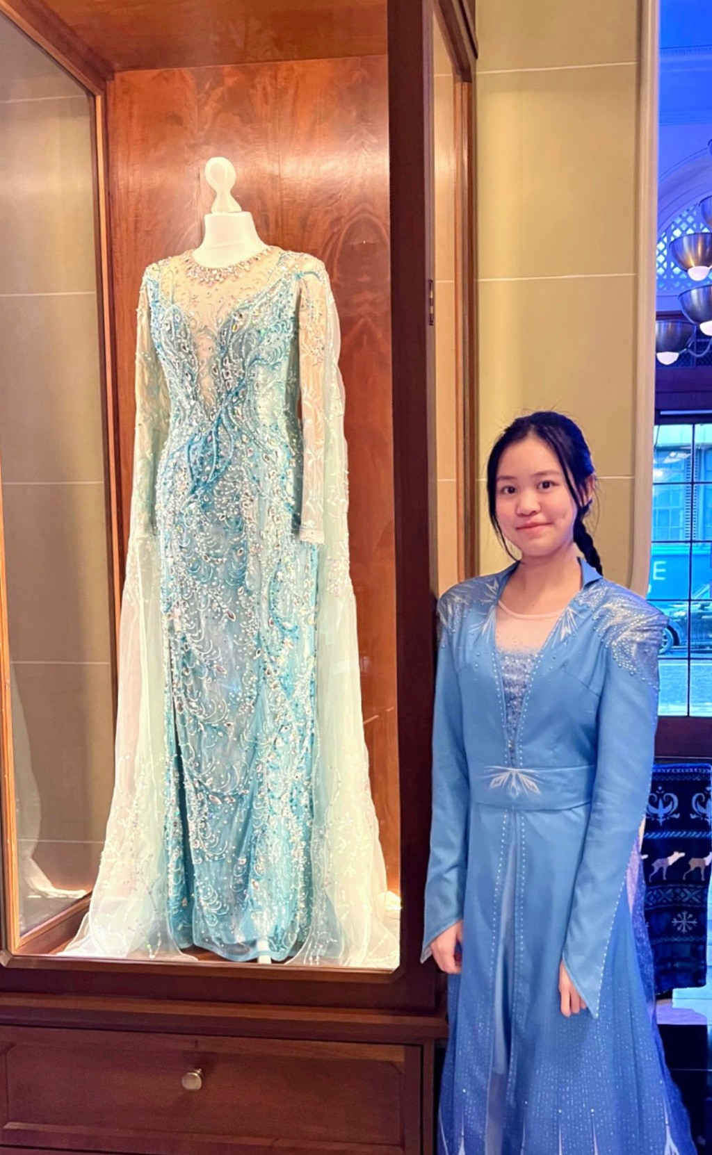 劉秀盈曾在英國扮成Elsa欣賞《Frozen》音樂劇。
