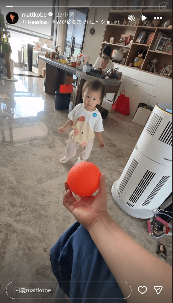 高鈞賢負責照顧女兒,太太則在書桌工作。