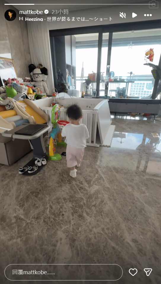 住所客廳非常寬敞,為女兒提供充足活動空間。