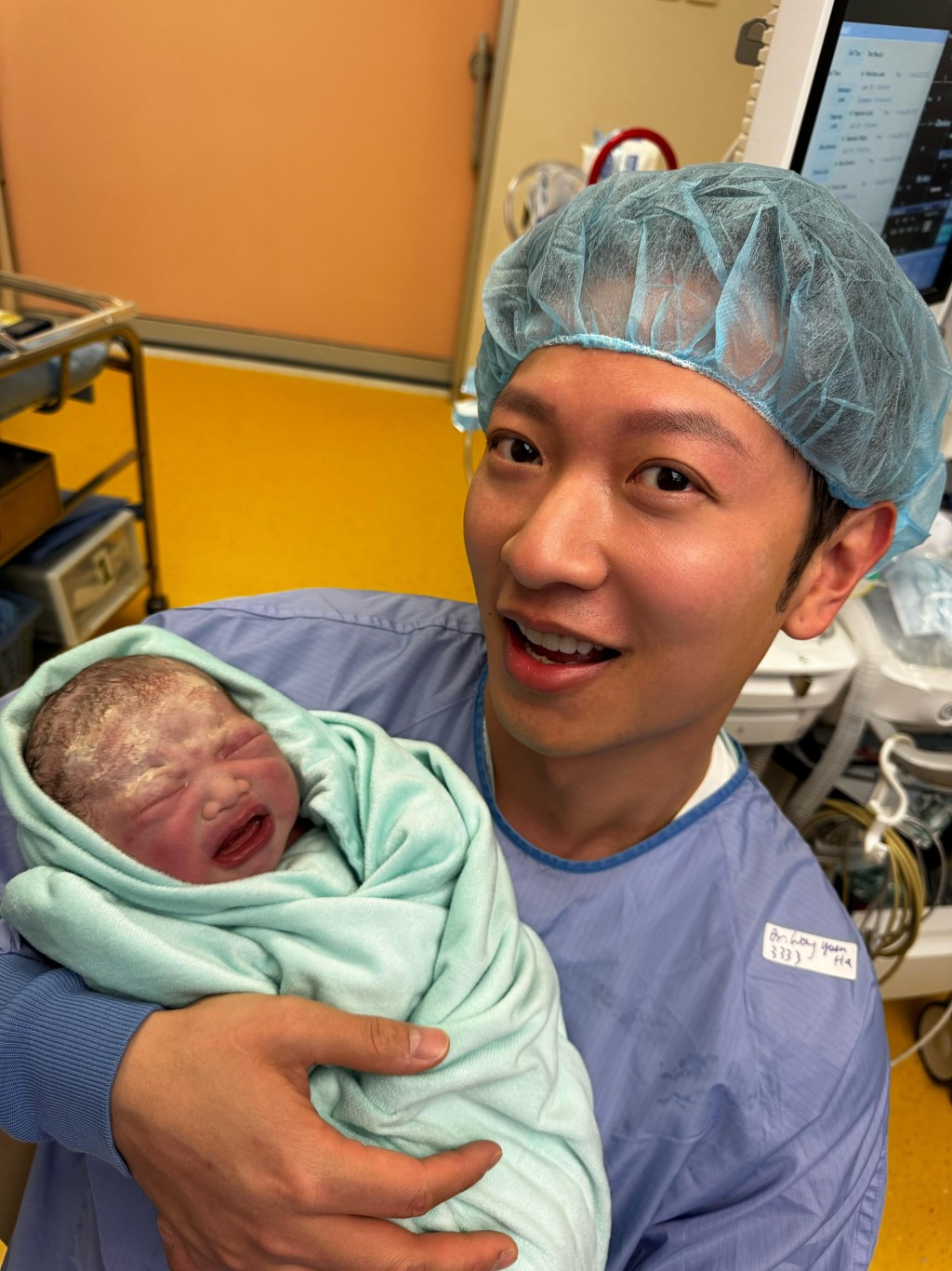 高鈞賢的女兒由太太誕下。
