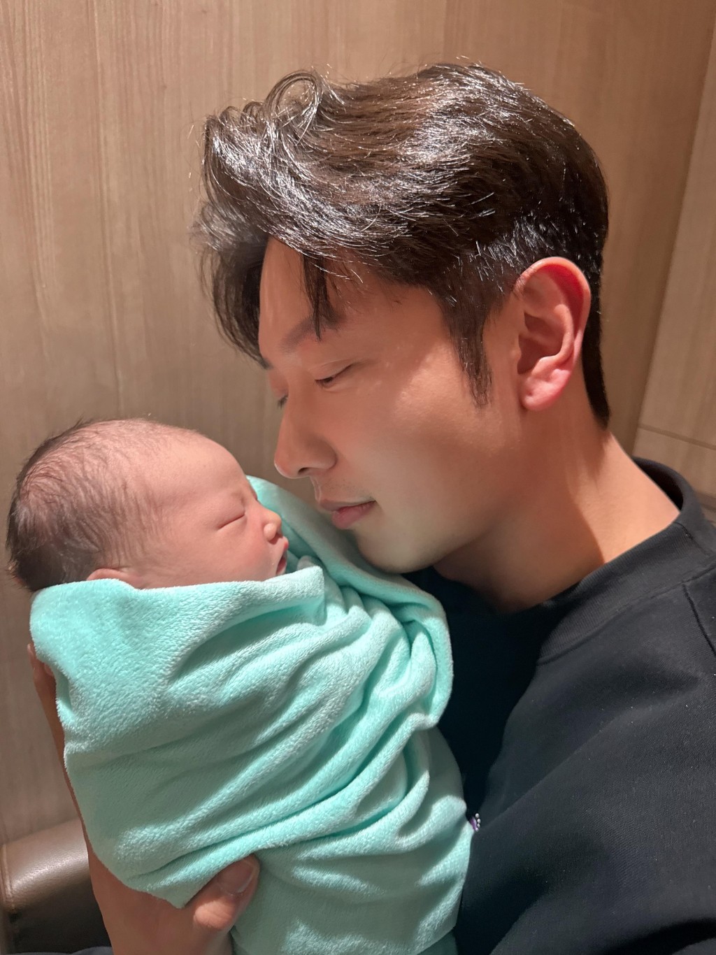 高鈞賢與女兒的樣貌非常相似。