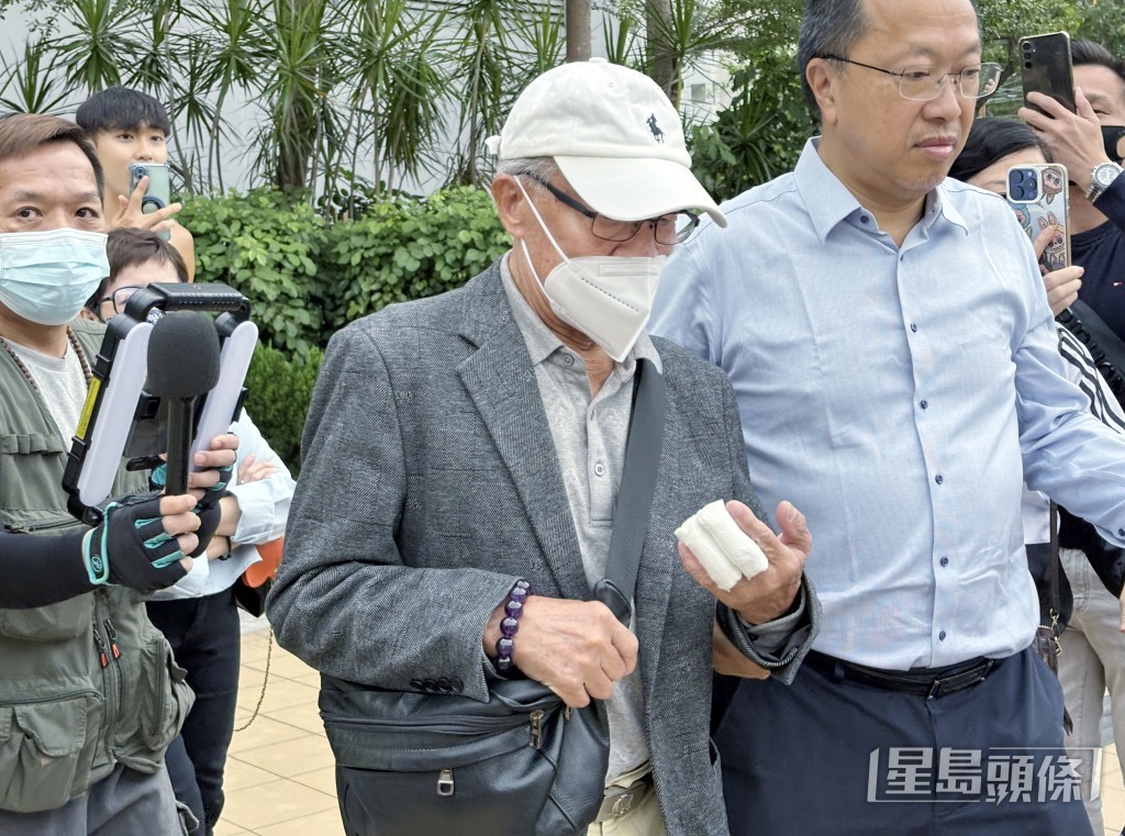 這段忘年戀以家庭決裂告終,兩人更曾捲入官非被還押。