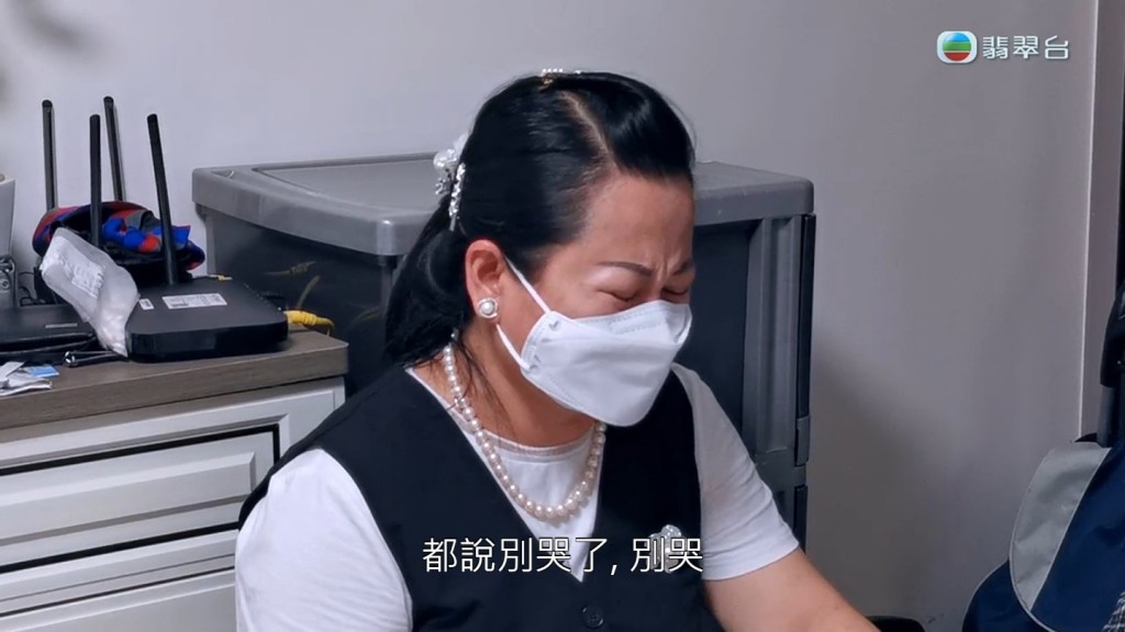何太邊哭邊說:「佢後尾頂唔順,成口都係血,佢頂唔順就自己拉開度門。」