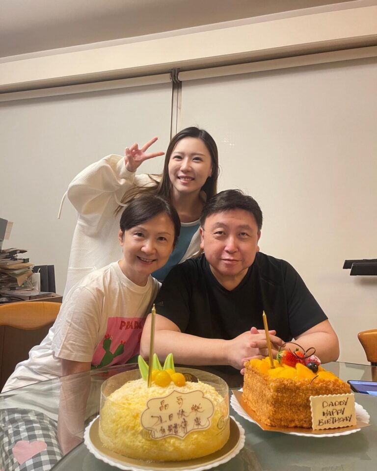 王晶暫停節目透露健康警號　妻子慶生照顯凍齡魅力