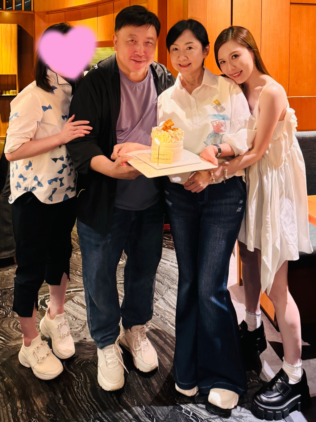 王晶女兒王海榛近日在社交平台分享家人為丁德君慶生的照片，網民留意到王晶樣子帶點疲態。