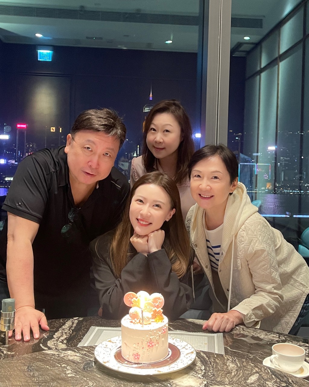 王晶與太太育有兩名女兒。