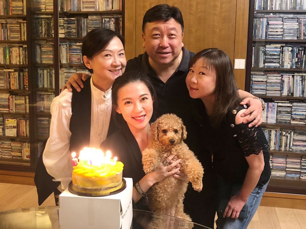 王晶的兩名女兒王佟藝與王海榛，年齡相差十歲。