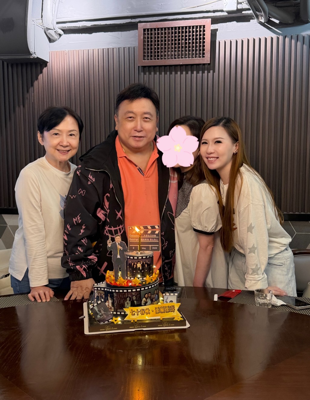 王海榛分享溫馨家庭照，慶祝爸爸王晶71歲生日，同時曝光了媽媽（左一）的近況。