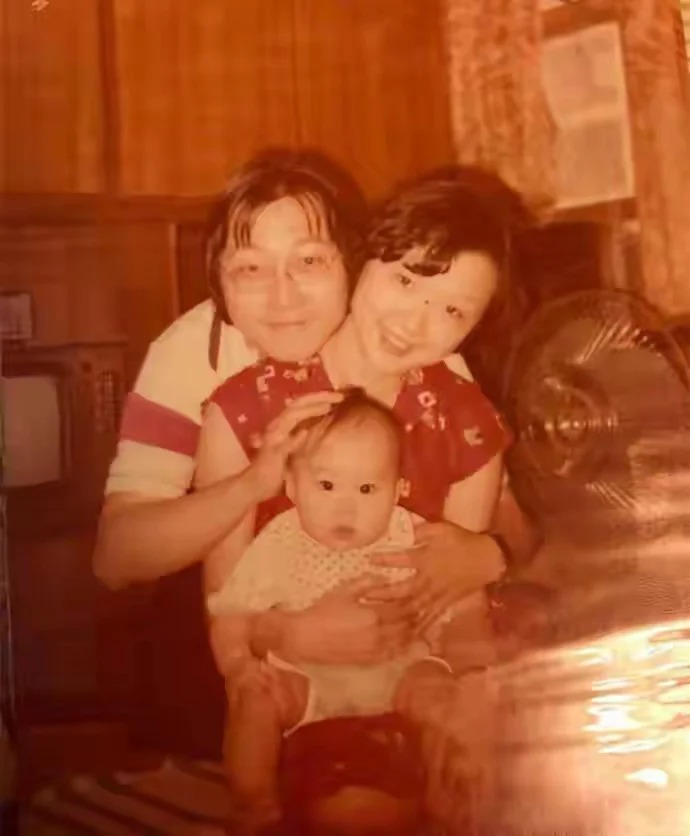 一張拍攝於約1980年的王晶一家三口舊照早前流出。