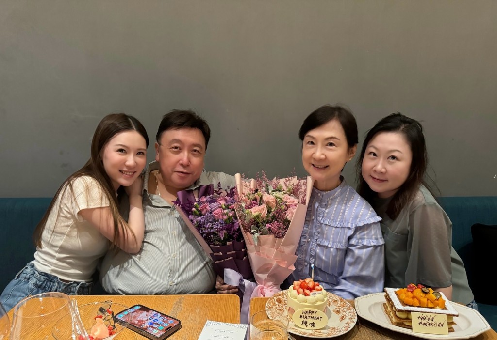王海榛曾在IG分享一家四口合照，與爸爸王晶、家姐王佟藝一同為丁德君慶生，相中可見王佟藝（右）發福不少。