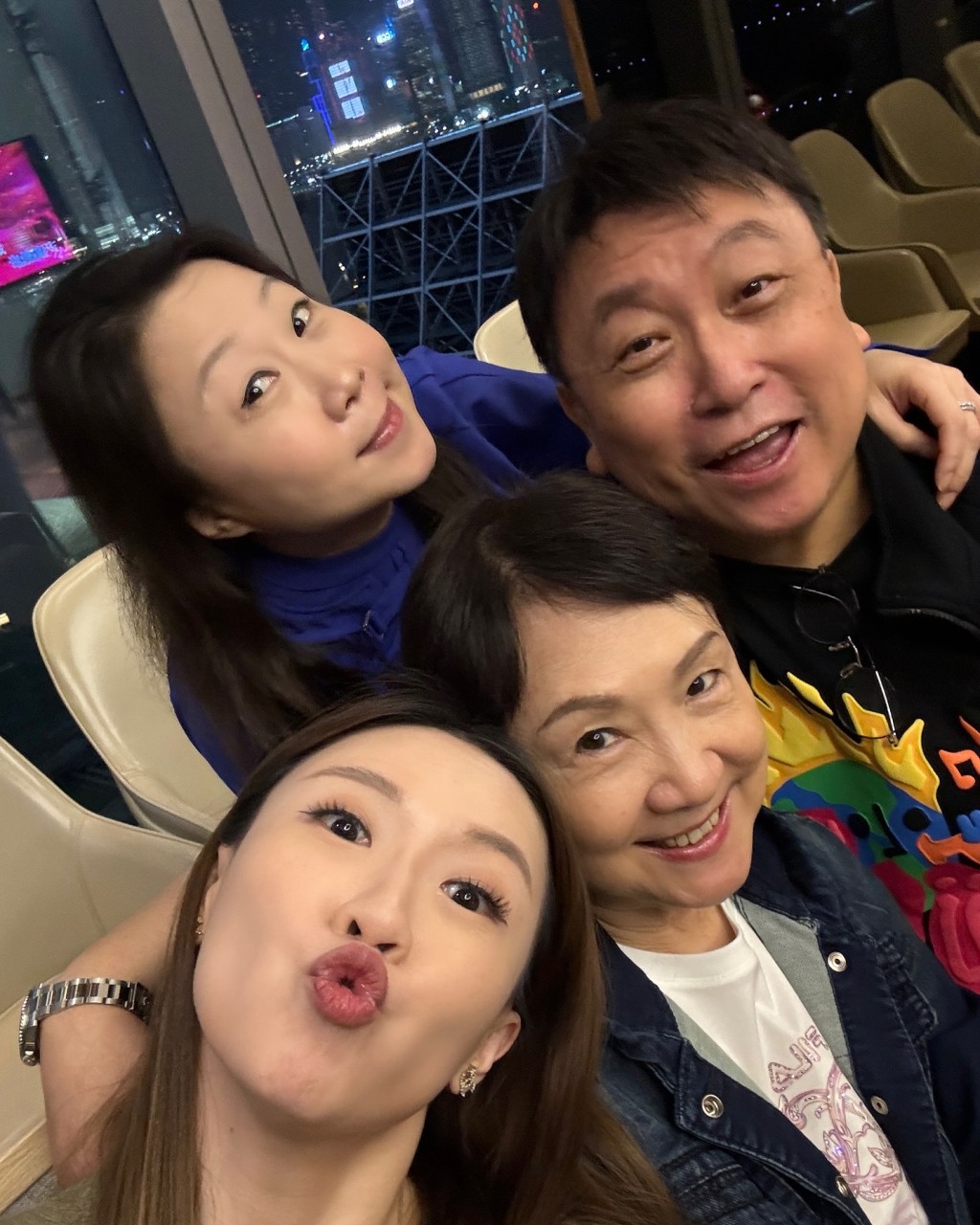 王晶有兩名女兒。