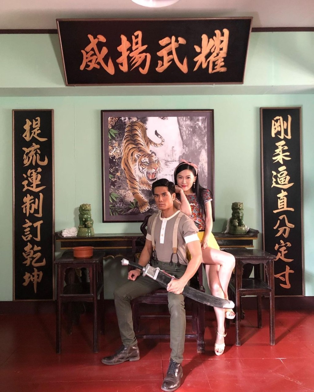 王海榛在《鐵拳英雄》中與伍允龍飾演一對。