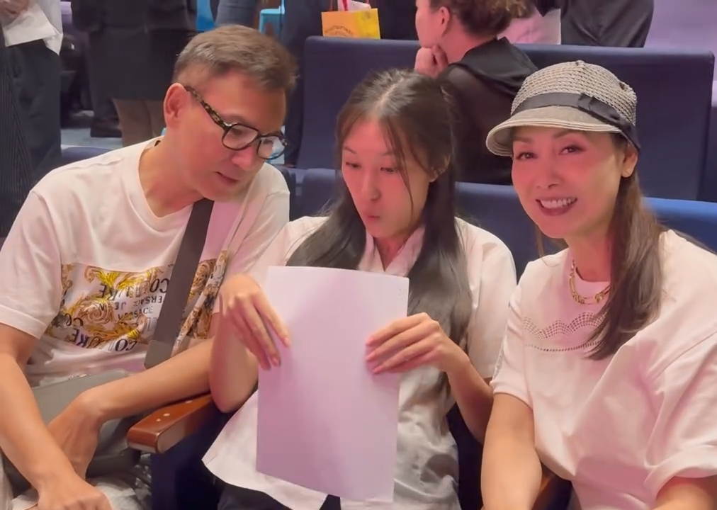 郭可盈和林文龍陪伴女兒林天若，一同見證IGCSE放榜。