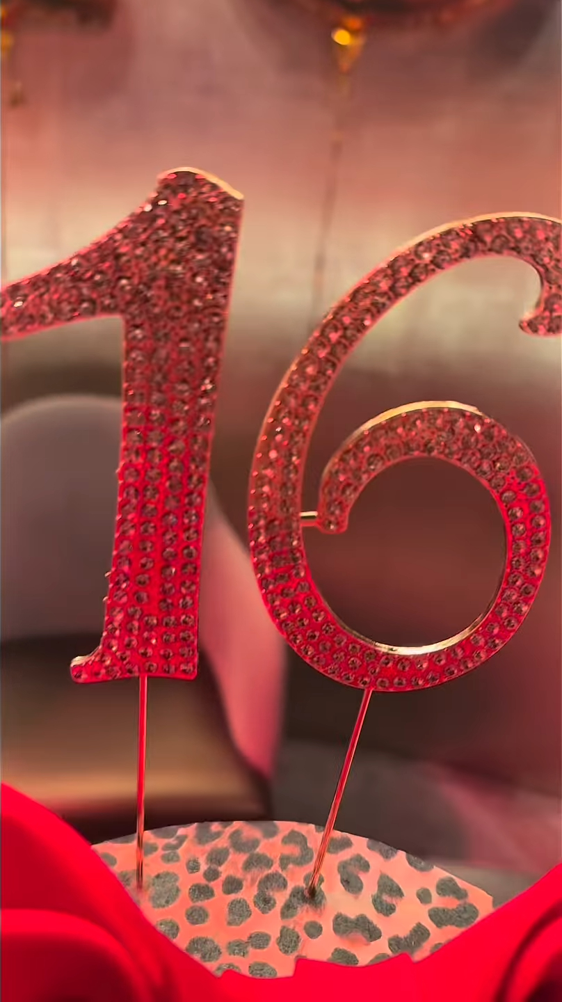 閃亮的「16」數字裝飾，象徵著花樣年華的開始。