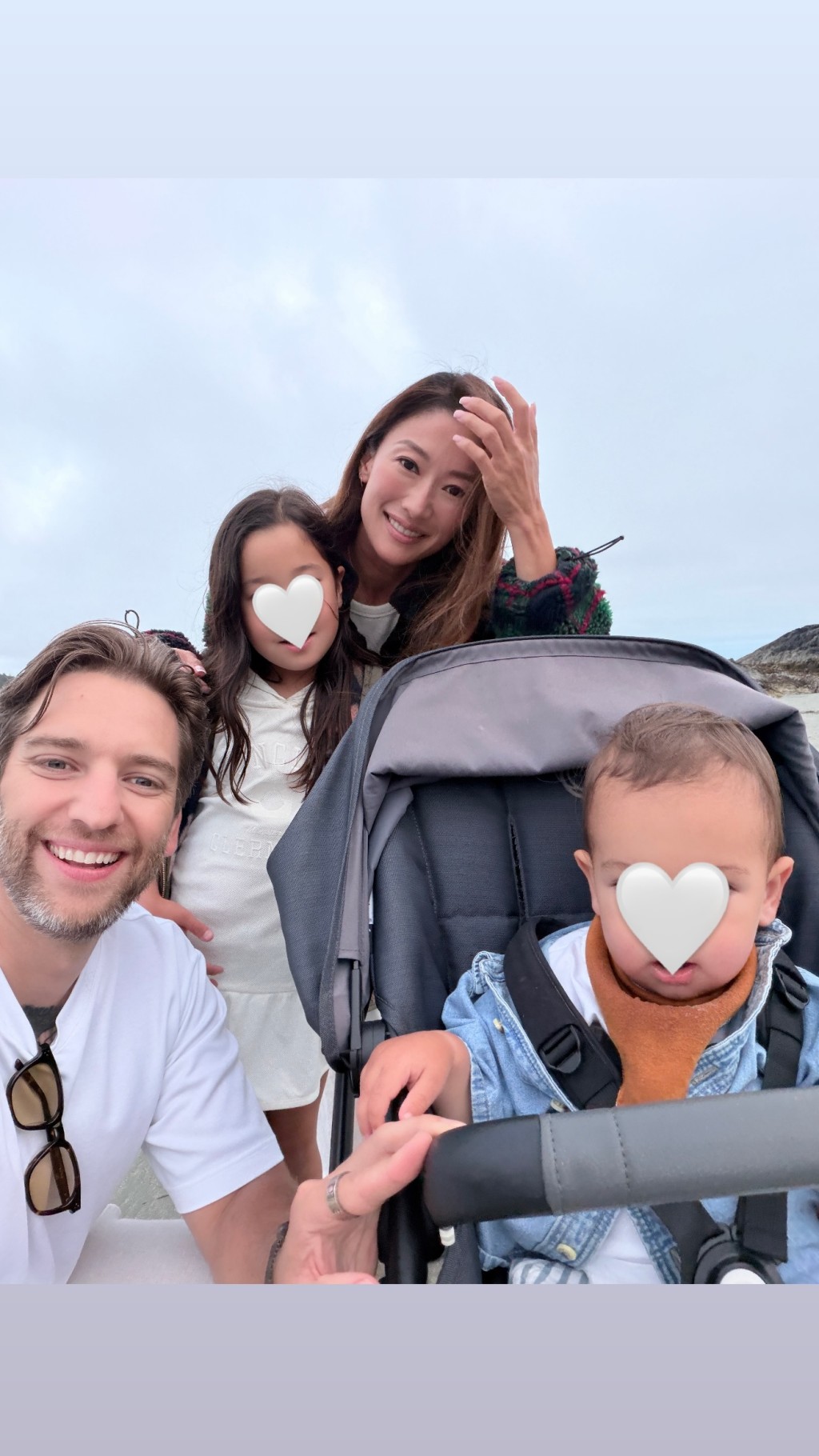 謝婷婷近日分享一家四口的溫馨合照。