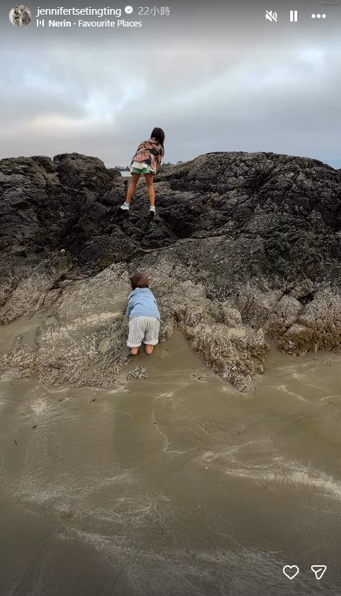 謝婷婷分享一對子女在海邊岩石上攀爬的照片。