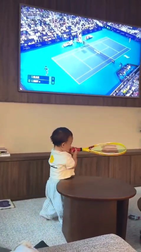 謝婷婷兒子用力做出揮拍動作。