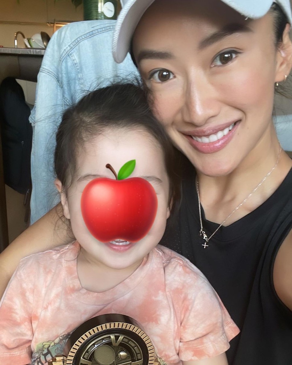 謝婷婷指女兒Sara捧著獎盃興奮大叫:「Mommy win!!!!!!」