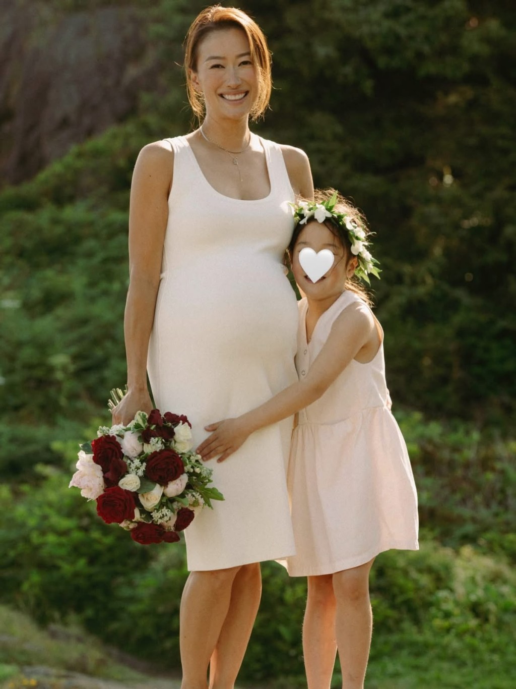 謝婷婷帶著大女兒Sara見證儀式。