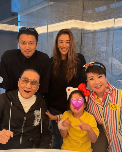 謝婷婷曾分享三代同堂的家庭照。